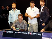 HV�ZDY U POKEROV�HO STOLU. Zleva profesion�ln� hr�� Daniel Negreanu, fotbalist�...