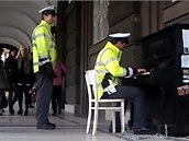 Policisté hrají na piano.