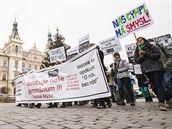 Studenti Gymnázia Vysoké Mýto protestují před Krajským úřadem proti slučování a...