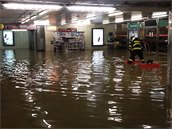 Zaplavený vestibul stanice metra Dejvická