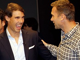 SRANDA. �pan�lský tenista Rafael Nadal se sm�je na ukrajinského fotbalistu...