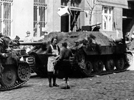 Opuštěné stíhače tanků Hetzer v Moravské ulici, 9. května 1945
