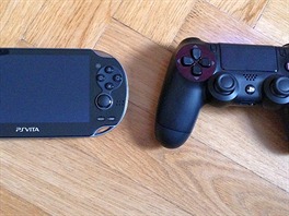 Vlevo PS Vita, vpravo ovlada k PlayStation 4