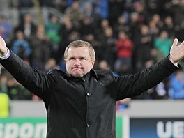 BYLI JSTE SKVLÍ. Trenér plzeských fotbalist Pavel Vrba dkuje fanoukm. Po...