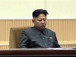 Kim ong-un na slavnostech pipomínající jeho otce  Kim ong-ila, který zemel...