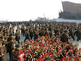 Lidé pokládají kvtiny k pomníku zakladatele KLDR Kim Ir-sena a vdce Kim...