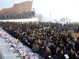 Lidé pokládají kvtiny k pomníku zakladatele KLDR Kim Ir-sena a vdce Kim...