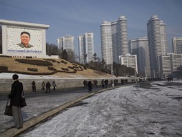 Lidé procházejí pod obí mozaikou s podobiznou Kim ong-ila v Pchongjangu (17....