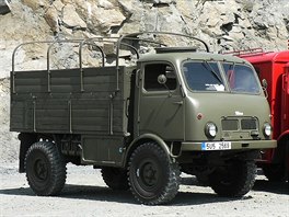 Základní armádní verzí Tatry 805 byl vysoký valník s možností natažení plachty....