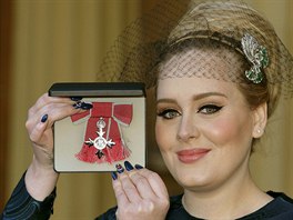 Zpvaka Adele dostala ád britského impéria (19. prosince 2013).