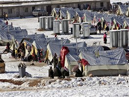 Sníh ztuje ivot syrských uprchlík v táborech v Libanonu. V táboe u msta...