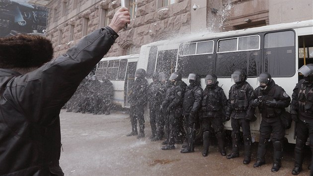 Tkoodnci v centru Kyjeva se pokusili vyklidit radnici, demonstranti na n lili kble s vodou (11. prosince 2013)