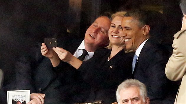 Americk prezident Barack Obama, britsk premir David Cameron a dnsk premirka Helle Thorning-Schmidtov si na pietnm aktu za Nelsona Mandelu podili spolenou fotku (10. prosince 2013).
