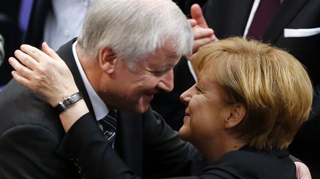 Angela Merkelov pijm gratulace od fa CSU Horsta Seehofera (17. prosince 2013)
