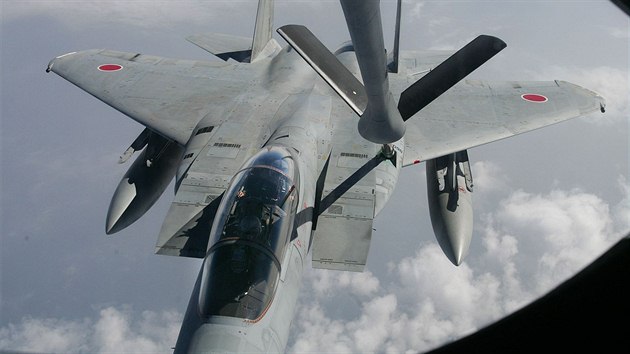 Japonsk sthaka F-15DJ erp za letu palivo z americkho tankovacho letounu KC-135R bhem spolenho cvien nad jinm Japonskem.