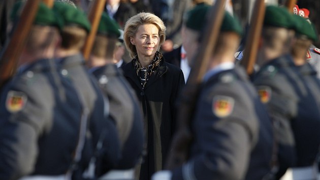 Ursula von derl Leyenová přebírá německé ministerstvo obrany (17. prosince 2013)