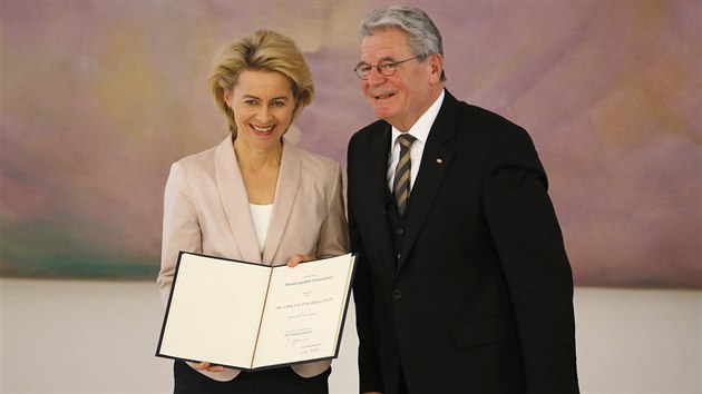 Nov nmeck ministryn obrany Ursula von der Leyenov pebr povovac listiny od prezidenta Joachima Gaucka (17. prosince 2013)