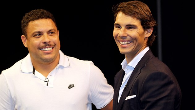 POKER S SMVEM. Tenista Rafael Nadal (vpravo) a bval hvzda fotbalovch trvnk Ronaldo.