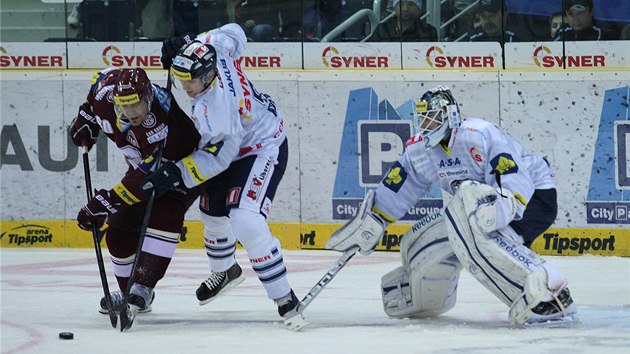 Z duelu Liberec - Sparta.  Host se tla do toku.