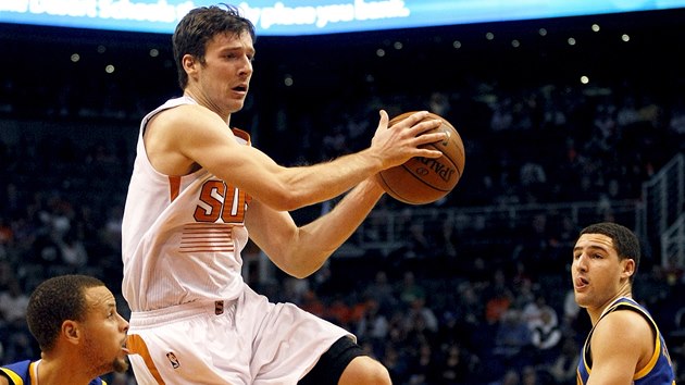 Goran Dragic z Phoenixu proskakuje obranou Golden State.