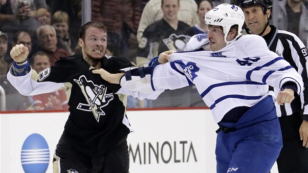 Zach Sill (vlevo) z Pittsburghu vypad zuivji ne Troy Bodie z Toronta.