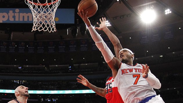 Carmelo Anthony z tmu New York Knicks se prodral kolem hr Washingtonu a donesl m a do koe.