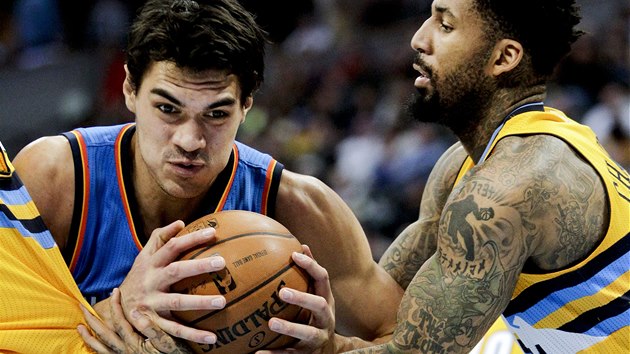 Steven Adams  (vlevo) z tmu Olahoma City a Wilson Chandler z Denveru.