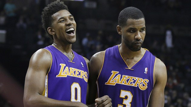 Basketbalist Los Angeles Lakers Nick Young (vlevo) a Shawne Williams se bav pi utkn na palubovce Memphisu.