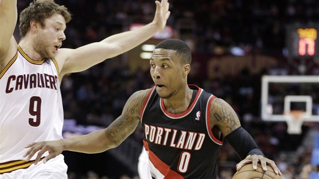 Damian Lillard (vpravo) z Portlandu se prosmkl kolem brncho Matthewa Dellavedovy z Clevelandu.