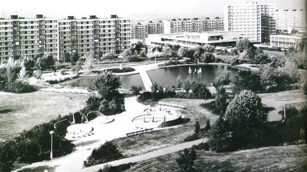 Obvodový park s lagunou na Severní Terase v roce 1985