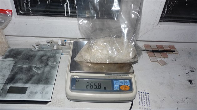 Kriminalist pi prohldkch objevili sedm kilo pervitinu, dv kila marihuany a sto tablet extze.