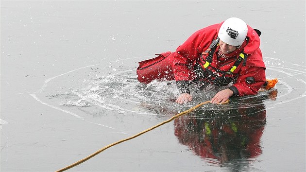 Členové plzeňské Vodní záchranné služby nacvičovali záchranu tonoucího na zamrzlé hladině Velkého Boleveckého rybníka v Plzni.