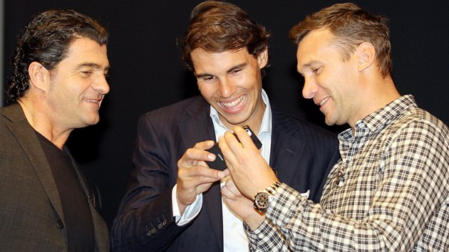 CO TO TAM M? panlsk tenista Rafael Nadal se smje pi pohledu na mobil ukrajinskho fotbalisty evenka. Lya Alberto Tomba pihl. Sportovn hvzdy hraj v Praze poker.