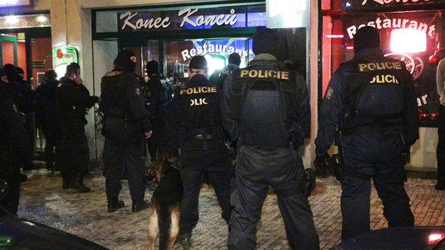 Policie v centru Prahy zasahovala proti ruským chuligánům, 15 z nich skončilo na policejní služebně (12.12.2013)