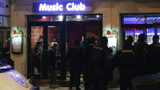 Zákrok policistů proti skupině ruských chuligánů v centru Prahy (12.12.2013)