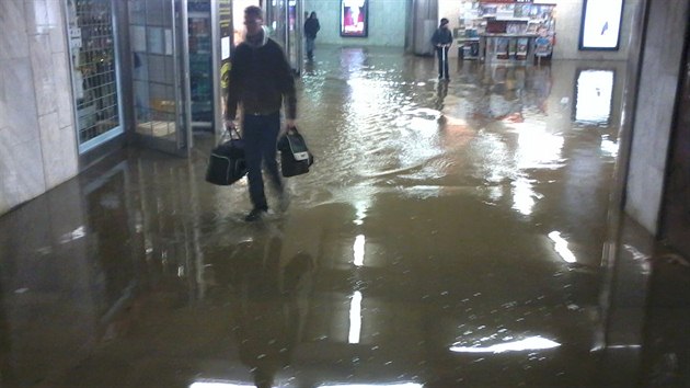 Voda z prasklho potrub zaplavila vestibul metra Dejvick (12.12.2013)