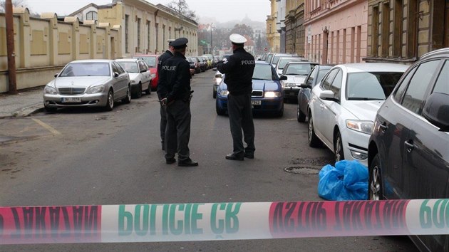 Policisté kvůli loupežnému přepadení uzavřeli ulici Na Valentince na pražském Smíchově (12.12.2013)