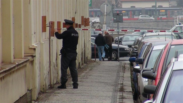 Policisté kvůli loupežnému přepadení uzavřeli ulici Na Valentince na pražském Smíchově (12.12.2013)