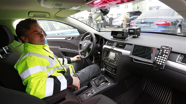 V interiru nechyb policejn technika - radar i radiostanice integrovanho zchrannho systmu.