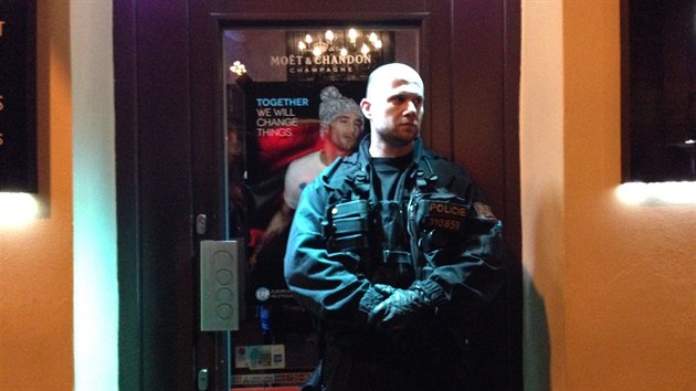 Policie obehnala Coco café disco bar v pražské Kaprově ulici páskou.