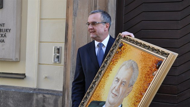 Miroslav Kalousek s darem, kter dostal k narozeninm od prezidenta Zemana.