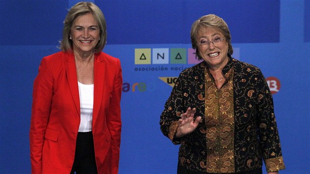 Michelle Bacheletov (vpravo) s velkou pevahou porazila kandidtku vldnch konzervativc Evelyn Mattheiovou (vlevo)