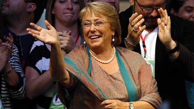 Michelle Bacheletov oslavuje po ohlen vsledk prezidentskch voleb.
