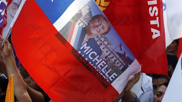 Pznivci Michelle Bacheletov oslavuj po ohlen vsledk prezidentskch voleb.