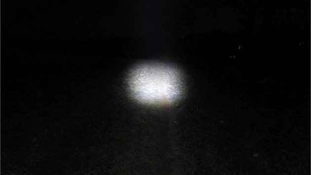 Minim�ln� ���ka sv�teln�ho ku�elu dok�e prosv�tit m�sta i v�ce ne� 100 metr� daleko.