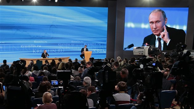 Rusk prezident Vladimir Putin bhem tiskov konference vyslan sttn televiz v pmm penosu (19. prosince 2013)