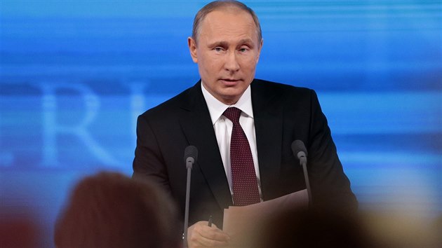 Rusk prezident Vladimir Putin bhem tiskov konference vyslan sttn televiz v pmm penosu (19. prosince 2013)