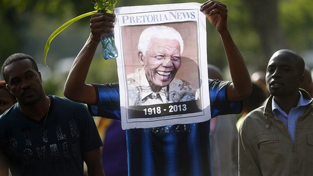 Se zesnulým exprezidentem se i v Pretorii navzdory časným ranním hodinám přišly rozloučit davy lidí. Zemřel minulý čtvrtek v 95 letech (11. prosince 2013).