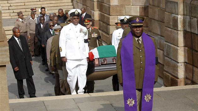 Rakev s Mandelovými ostatky při převozu z Johannesburgu halila jihoafrická vlajka (11. prosince 2013).