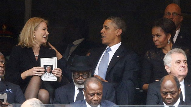 Americk prezident ertuje s dnskou premirkou Helle Thorning-Schmidtovou a poplcv ji po rameni bhem pietnho ceremonilu za zesnulho jihoafrickho prezidenta Mandelu (10. prosince 2013)